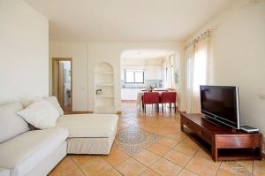 卡亚俄萨尔瓦赫Villa with Private Pool, Jacuzzi & 360° Sea Views的客厅配有白色沙发和平面电视。