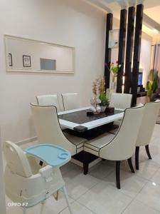 MerlimauMelissa Homestay Merlimau的一间带桌椅的用餐室