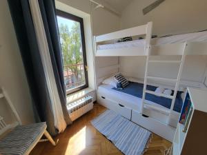 洛夫兰Apartment Vita的一间卧室设有两张双层床和一扇窗户。