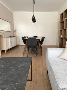 安特卫普Cosy and Fully Equipped Apartment near Antwerp的客厅配有桌子和沙发