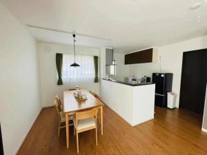 藤泽Fujisawa - House - Vacation STAY 88722的厨房以及带桌椅的用餐室。