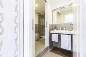 瓦伦纳Casa Contrada Bella的一间带水槽和镜子的浴室