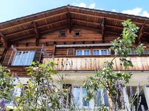 林根贝格Cozy Chalet by Interlaken. Parking的木制房屋,设有木屋顶和窗户