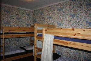 斯德哥尔摩住宿加早餐旅馆的墙上的房间里设有两张双层床