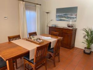 巴勒哈姆斯泰德Lonestar Appartement的一间带木桌和椅子的用餐室