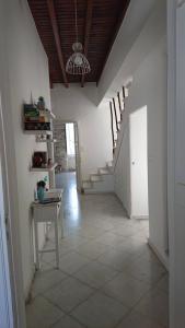 纳克索乔拉Ma mer的走廊上设有楼梯和桌子,位于客房内