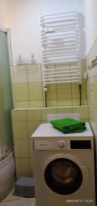 亚沃尔基Słoneczny Zakątek的洗衣机上方配有绿毛巾