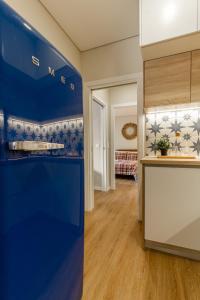科维良Porta 25 Guesthouse的厨房的墙壁上铺有蓝色和白色的瓷砖。