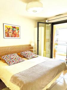普罗旺斯艾克斯Allées Provençales的一间卧室配有一张带两个枕头的床
