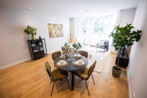 鹿特丹Quality 2 Bedroom Serviced Apartment 72m2 -VP2A-的客厅设有餐桌和椅子