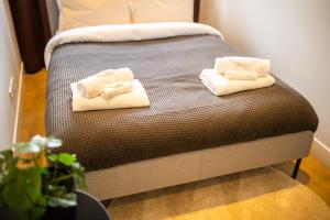 鹿特丹Quality 2 Bedroom Serviced Apartment 72m2 -VP2A-的床上有两条毛巾