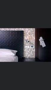 那不勒斯MH设计酒店的一间卧室配有一张床,门上贴有标签