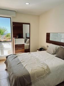 波里斯-德阿沃纳Bella Vista的一间卧室设有一张大床和一个大窗户