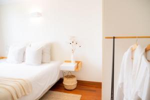 丰沙尔Madeira Precious Penthouse的一间卧室配有带白色枕头的床