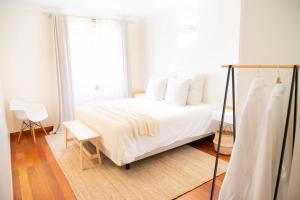 丰沙尔Madeira Precious Penthouse的卧室配有白色的床和窗户。