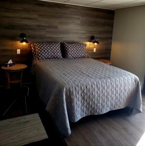 蒙特贝罗Motel Shantik的一间卧室配有一张大床和一张桌子