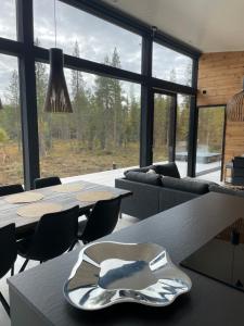 鲁卡Villa JoenPolku Ruka的客房设有桌椅和大窗户。