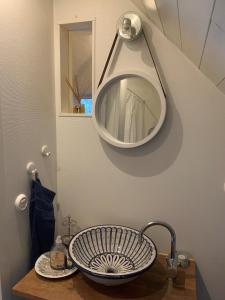 奥胡斯Mysigt rum i villa med egen ingång och nära havet.的一间带水槽和镜子的浴室