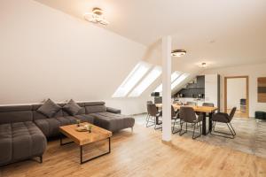 毛特恩多夫Granit Appartements的客厅配有沙发和桌子