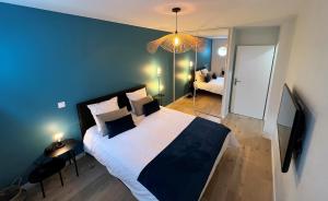 谢西Appartement 6 pers Val d'Europe - Disneyland Paris - Captain America的一间卧室设有一张蓝色墙壁的大床