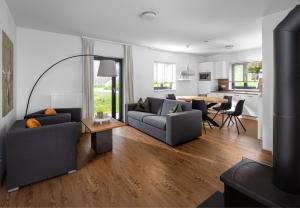 圣加伦基希Chalet-Resort Montafon的客厅配有两张沙发和一张桌子