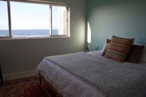 克莱因蒙德Seafront house with a view的一间卧室设有一张床,享有海景