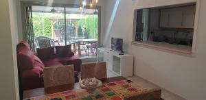 圣乔治Precioso apartamento con dos terrazas privadas的客厅配有红色沙发和电视