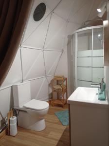 ArafoDomo Volcano Suite Experience的白色的浴室设有卫生间和水槽。