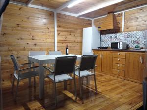 ArafoDomo Volcano Suite Experience的厨房配有桌椅和冰箱。