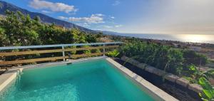 ArafoDomo Volcano Suite Experience的海景游泳池