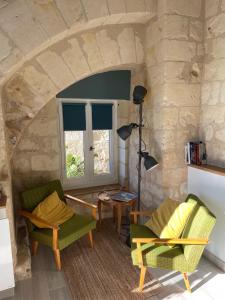 马尔赛Le Lodge de Richard, studio indépendant的客厅配有两把椅子和一张桌子