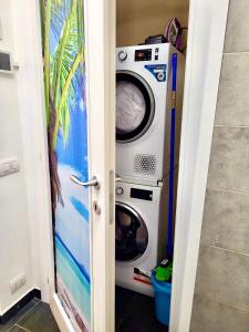 热那亚La Casa di Pegli 21r的客房内提供洗衣机、洗衣机和烘干机。