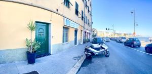 热那亚La Casa di Pegli 21r的停在街道边的摩托车