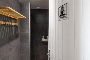 Tardets-SorholusTENTE SAFARI Lodge FERME CARRIQUE的带淋浴的浴室和带警示标志的门