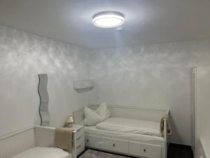 慕尼黑Bibis Ferienwohnung的白色的房间,配有床和灯
