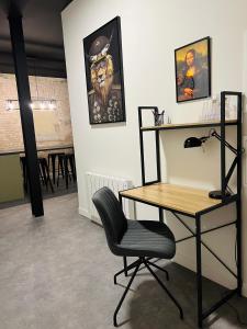 敦刻尔克Loft atypique Dunkerque Centre的客房设有书桌、椅子和桌子。