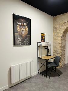 敦刻尔克Loft atypique Dunkerque Centre的一间房间,配有椅子和一幅狮子画