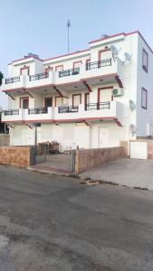 AntimácheiaMama Marina apartement near to the airport的白色的建筑,旁边设有阳台