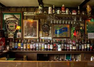 温德姆Jimmy OConnor's Windham Mtn Inn的酒吧里装满了酒