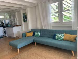 圣吕斯Héritage créole 1的客厅里一张蓝色的沙发