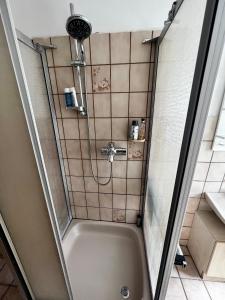 杜塞尔多夫Praktisches Zimmer im Großen Haus mit garten的带淋浴的浴室