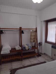马德普拉塔Departamento vista al mar Playa Las Toscas的客房设有两张双层床和一扇窗户。