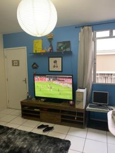 贝廷Residencial bela vista的客厅设有一台带足球游戏的电视