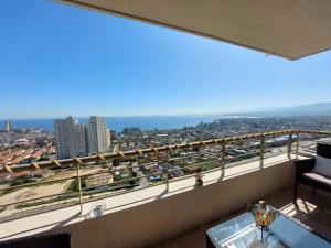 康康Departamento Concón Vista Montemar II的市景阳台