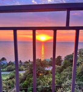 查克维大卫旅馆的从日落的窗口欣赏美景