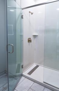 Blue Lake蓝湖赌场和酒店的浴室里设有玻璃门淋浴