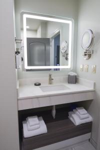 Blue Lake蓝湖赌场和酒店的一间带大镜子的盥洗盆的浴室