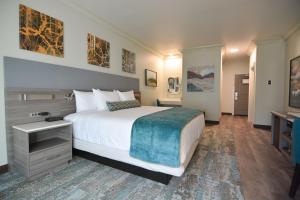 Blue Lake蓝湖赌场和酒店的酒店客房设有一张大床和一张书桌。