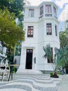 里约热内卢Pousada Rio144的街上有一扇黑门的白色房子