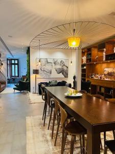 里约热内卢Pousada Rio144的用餐室以及带桌椅的起居室。